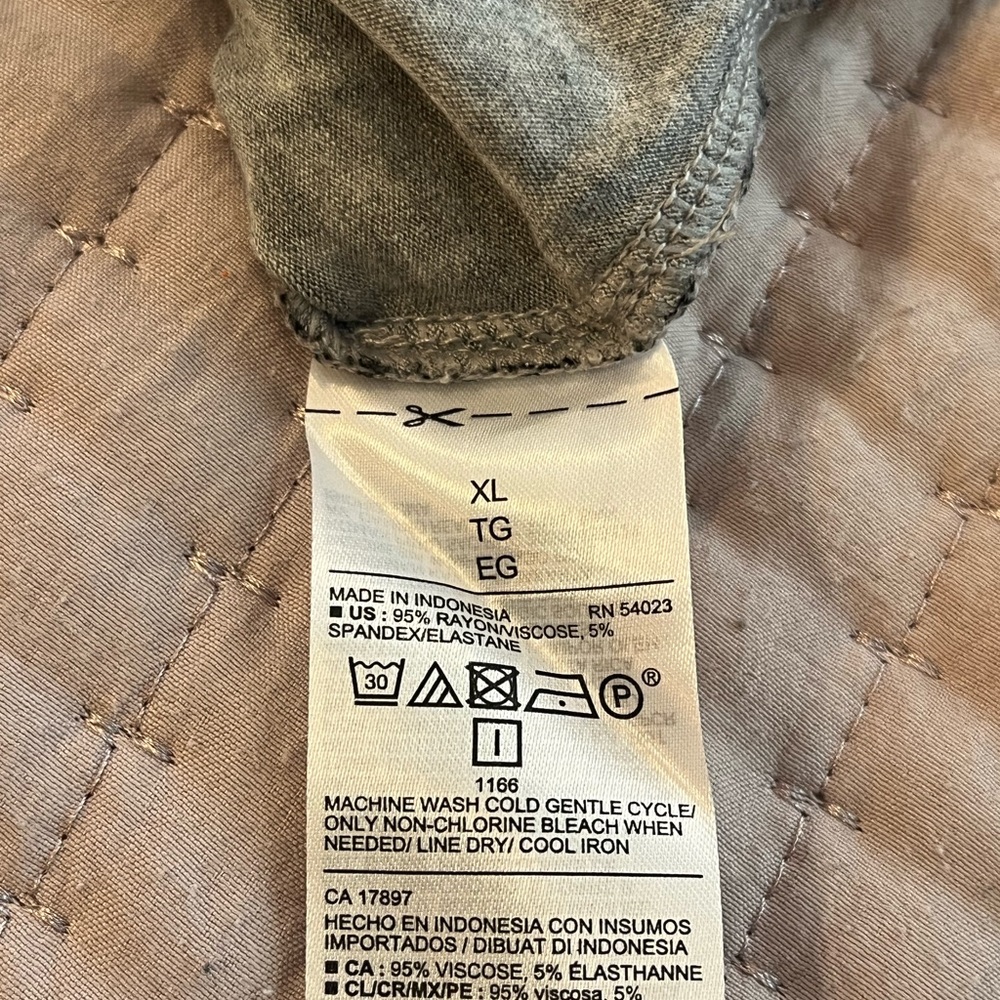 Old Navy Gray Leopard Print Short Sleeve Tee - Picture 3 of 5